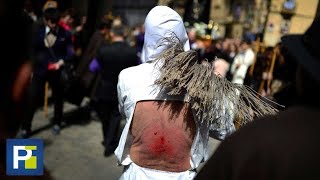 Flagelarse la espalda con cuerdas una impresionante tradición de la Semana Santa en España [upl. by Llenet]