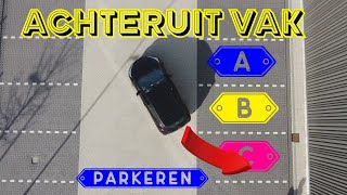 ACHTERUIT INPARKEREN IN EEN VAK [upl. by Scottie]