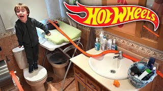 HOT WHEELS NO BANHEIRO Corrida de Carros na Pista Track Builder  Hotwheels in the Bathroom [upl. by Cassady]