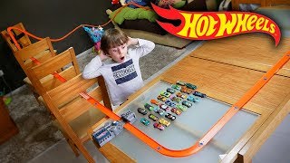 CORRIDA DE HOT WHEELS NA SALA COM 25 CARRINHOS  HotWheels Brancoala e Marcos [upl. by Ennaxor]