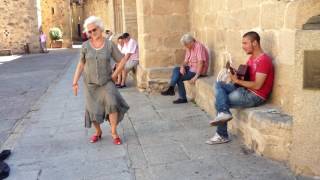 quotJosé Joaquín Saavedra y bailarina de Cáceresactuando improvisado en el casco antiguo de Cáceresquot [upl. by Juanita]