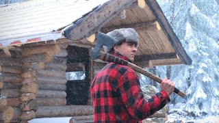 Surviving Snow Storm While Building A Log Cabin Alone [upl. by Bamby]