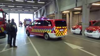 Uitruk brandweer Antwerpen gefilmd vanuit de kazerne 15042017 [upl. by Ringo]